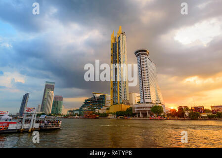 Bangkok, Thailand - 23 Nov, 2018: ICONSIAM Einkaufszentrum mit Wolke am Himmel im Sonnenuntergang Stockfoto