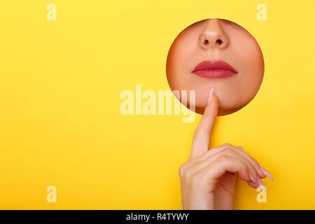 Frau, die in der Bohrung, helle, schöne Make-up, großen Augen und Lippen, Hellen Lippenstift, professionelle Kosmetik und Gesichtspflege. Helle farbige backgro Stockfoto