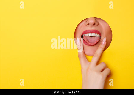 Frau, die in der Bohrung, helle, schöne Make-up, großen Augen und Lippen, Hellen Lippenstift, professionelle Kosmetik und Gesichtspflege. Helle farbige backgro Stockfoto