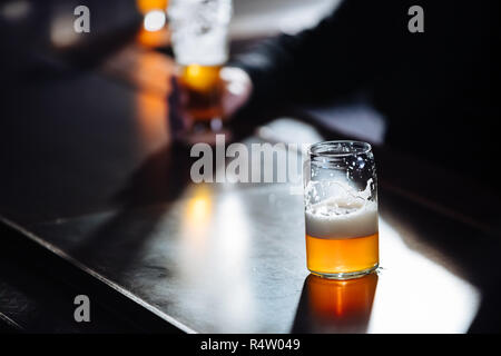 Ein Mann mit einem Pint Handwerk Bier an einem Brew Pub Stockfoto