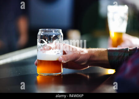 Ein Mann mit einem Handwerk Bier an einem Brew Pub Stockfoto