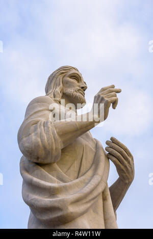 Seitliche Sicht auf die Statue von Christus von Havanna durch Jilma Madera. Es blickt auf den Hafen und die Bucht von einem Hügel im Osten der Stadt Havanna, Kuba. Stockfoto