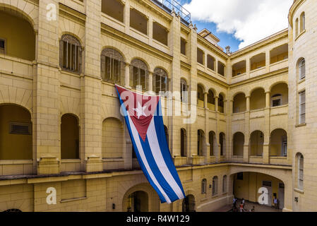 Einen sehr großen Nationalen Kubanischen Flagge hängt im Innenhof des Museums der Revolution in den Herzen von Havanna, der Hauptstadt von Kuba. Stockfoto