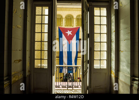 Einen sehr großen Nationalen Kubanischen Flagge hängt im Innenhof des Museums der Revolution in den Herzen von Havanna, der Hauptstadt von Kuba. Stockfoto