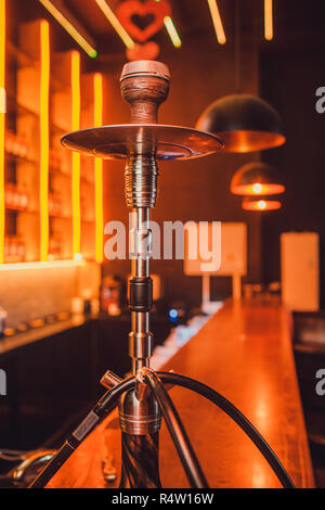 Holz Shisha auf Tisch in der Shisha Lounge. Stockfoto