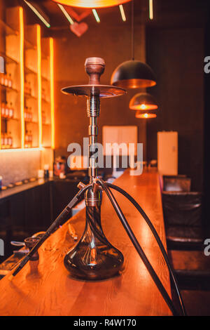 Holz Shisha auf Tisch in der Shisha Lounge. Stockfoto