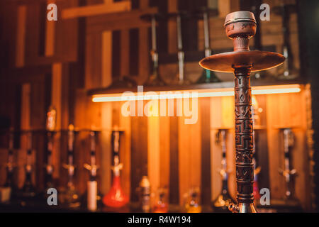 Holz Shisha auf Tisch in der Shisha Lounge. Stockfoto