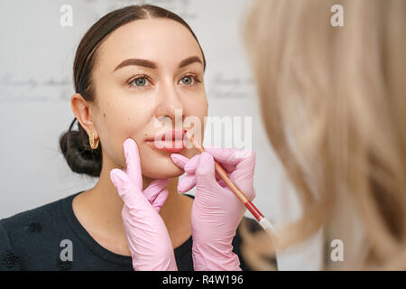 Im Beauty Salon im Tattoo artist schöne glückliche Kunden. Stockfoto