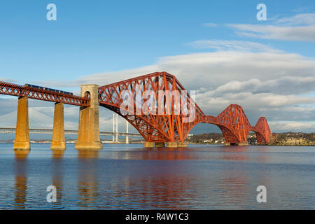 Ein Zug über die Forth Brücke von South Queensferry, Edinburgh, Schottland gesehen Stockfoto