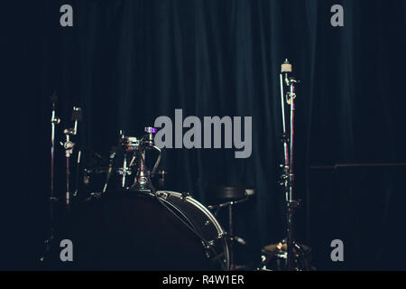 Drum Set mit einigen Becken auf der Bühne vor einem live Konzert. Stockfoto
