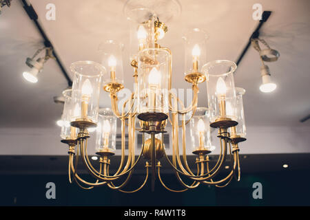 Kristall-Kronleuchter erstrahlt hängen von der Decke in den Raum