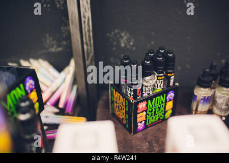 Ufa, Russland, Süd Vape Shop, 5. November, 2018: E-Liquid e-saft Hoch vape für elektronische Zigarette vaping Gerät auf Zähler in Rauch, Dampf in vape Bar in Flaschen. Stockfoto