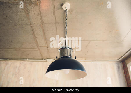 Große Lampen mit einer Metall verchromt Lampenschirm als Teil des Innenraums. Stockfoto