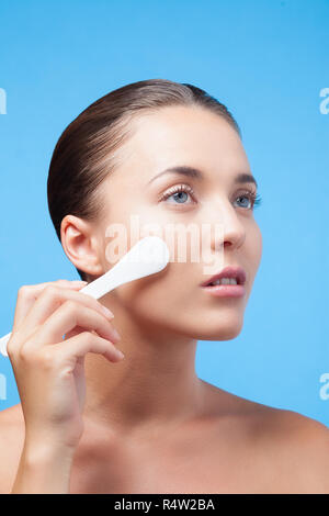 Junge Frau mit Make-up Spatel Stockfoto