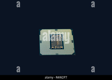Elektronische Sammlung-CPU von der Unterseite auf schwarzem Hintergrund isoliert. Stockfoto