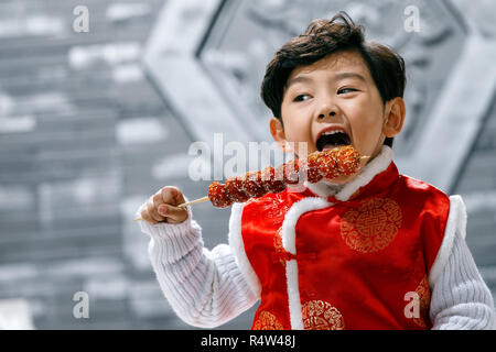 Schöne junge ate mit Zucker überzogen Berry Stockfoto