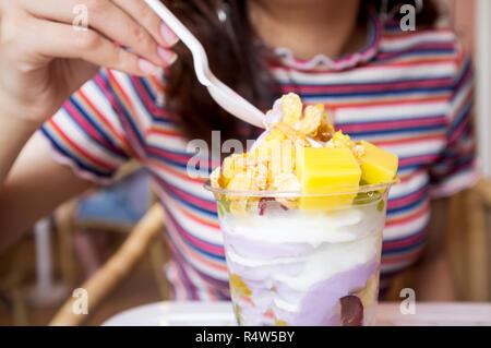 Close up junge Frau das Essen von Früchten Eiscreme. Stockfoto