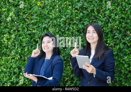Zwei business Frauen suchen und denken über Ziele. Stockfoto