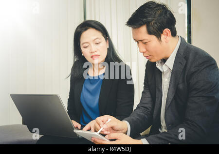 Gruppe von Geschäftsleuten über neues Projekt zu diskutieren. Stockfoto