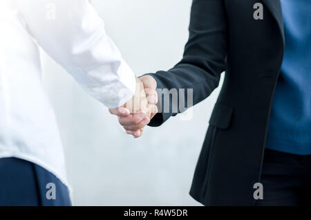 Geschäftsleute, Händeschütteln, finishing ein treffen. Stockfoto