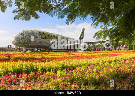 DUBAI, VAE - 12 Nov, 2018: Emirates Airbus A380 von Blumen im Miracle Garten in Dubai gemacht. Vereinigte Arabische Emirate Garten aus dem Nahen Osten hat über 109 Stockfoto