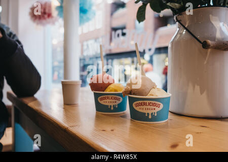 London, Großbritannien, 21. November 2018: die Wannen von Eis auf eine Tabelle innerhalb Udderlicious, einer unabhängigen Eisdiele in Covent Garden, London, UK. Stockfoto