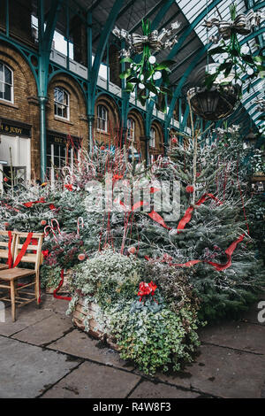 London, UK, November 21, 2018: Weihnachtsbäume und Dekorationen in Covent Garden Market, eine der beliebtesten Touristenattraktionen in London. Stockfoto