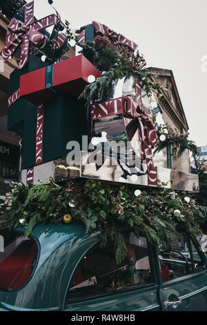 London, Großbritannien, 21. November 2018: Christbaumschmuck in Covent Garden Market, eine der beliebtesten Touristenattraktionen in London. Stockfoto