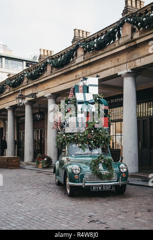 London, Großbritannien, 21. November 2018: Christbaumschmuck in Covent Garden Market, eine der beliebtesten Touristenattraktionen in London. Stockfoto