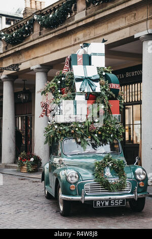 London, Großbritannien, 21. November 2018: Christbaumschmuck in Covent Garden Market, eine der beliebtesten Touristenattraktionen in London. Stockfoto