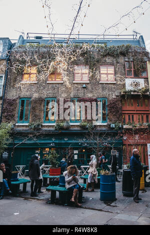 London, UK, November 21, 2018: die Menschen unter die Weihnachtsbeleuchtung in Neal's Yard, Covent Garden, London. Covent Garden ist ein berühmtes Touristenzentrum von Lon Stockfoto