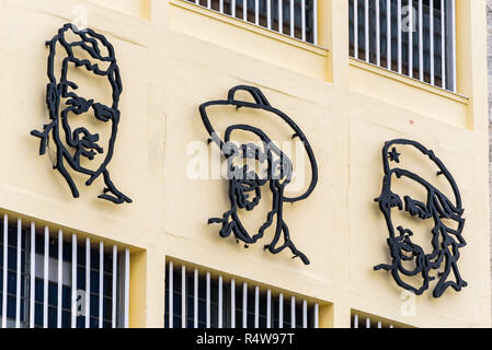 Die Altstadt von Havanna, Kuba. Februar 2018 - Eisen Wandbild arbeiten an einem Gebäude, Fidel Castro und Ernesto "Che" Guevara und Camilo Cienfuegos. Stockfoto