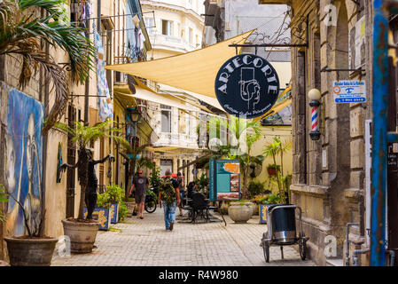 Touristen zu Fuß entlang der Callejón de los Peluqueros oder Friseure Gasse in der Altstadt von Havanna, Kuba. Stockfoto