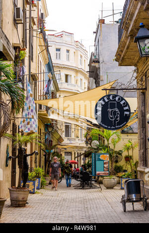 Touristen zu Fuß entlang der Callejón de los Peluqueros oder Friseure Gasse in der Altstadt von Havanna, Kuba. Stockfoto