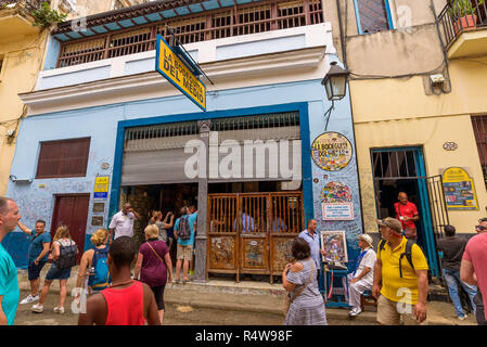 Havanna, Kuba, - Februar 2018. La Bodeguita del Medio, dem Geburtsort von Mojito, Touristenattraktion und hat sich zu einem Favoriten für Ernest Hemingway. Stockfoto