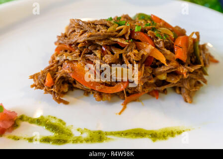 Ropa Vieja, traditionellen kubanischen Nationalgericht aus zerkleinertem Rindfleisch und Gemüse mit Tomaten, Paprika und Zwiebeln in Restaurants in Havanna serviert. Stockfoto