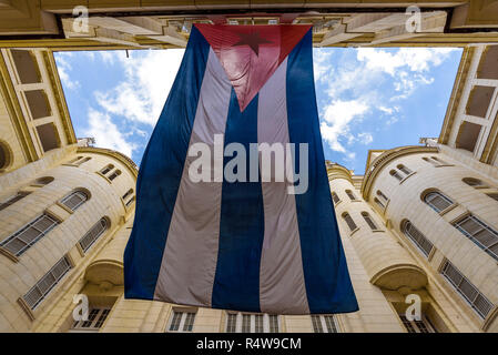 Einen sehr großen Nationalen Kubanischen Flagge hängt im Innenhof des Museums der Revolution in den Herzen von Havanna, der Hauptstadt von Kuba. Stockfoto