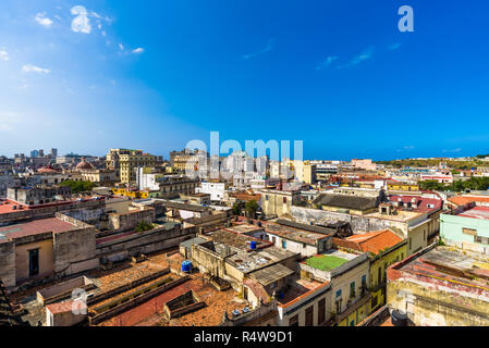Luftbild der Altstadt von Havanna von einer Dachterrasse über den alten Platz (Plaza Vieja). La Habana, Kuba. Stockfoto