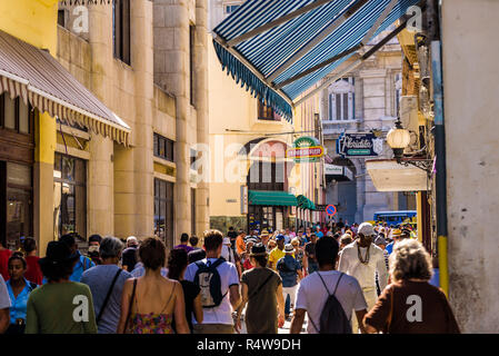 Havanna, Kuba. Leute, die an der Calle Obispo, der belebtesten und beliebtesten Fußgängerzone kommerziellen und touristischen Straße in die Kubanische Hauptstadt. Stockfoto