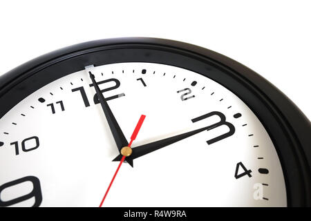 Fragment des großen runden Wanduhr mit schwarzem Rand auf weißem Hintergrund schließen isoliert und Pfeile angezeigt, die drei Uhr close-up Stockfoto