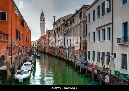 Blick auf den Kanal mit Booten und Gondeln in Venedig, Italien Stockfoto