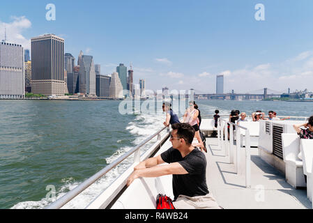 New York City, USA - 24. Juni 2018: Touristen, die in NY Waterway Fähre navigieren im East River. Stockfoto