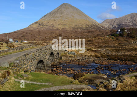 Die alte Steinbrücke über den Fluss Sligachan vor der Kulisse der Cuillin Hills, Isle of Skye, Hochland, Schottland, Großbritannien Stockfoto