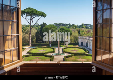 Obelisk in formalen Garten Aussicht von der Villa Medici, Rom, Italien Stockfoto