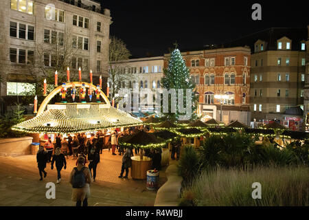 Deutsche Marktstände auf der Frankfurter Deutschen Weihnachtsmarkt in Victoria Square, Birmingham, England, UK. Stockfoto