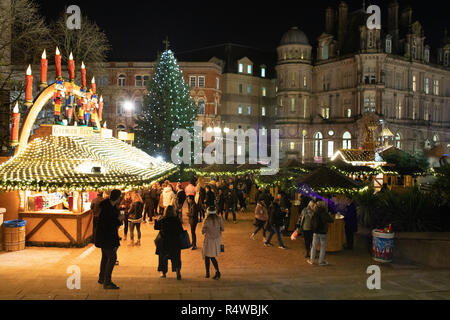 Deutsche Marktstände auf der Frankfurter Deutschen Weihnachtsmarkt in Victoria Square, Birmingham, England, UK. Stockfoto