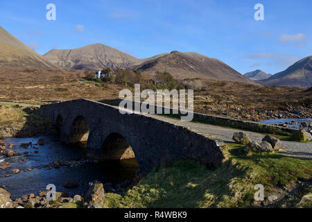 Die alte Steinbrücke über den Fluss Sligachan vor der Kulisse der Cuillin Hills, Isle of Skye, Hochland, Schottland, Großbritannien Stockfoto