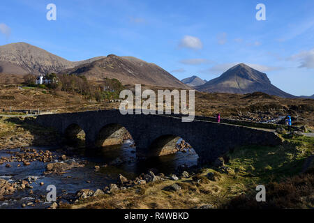 Die alte Steinbrücke über den Fluss Sligachan vor der Kulisse der Cuillin Hills, Isle of Skye, Hochland, Schottland, Großbritannien Stockfoto