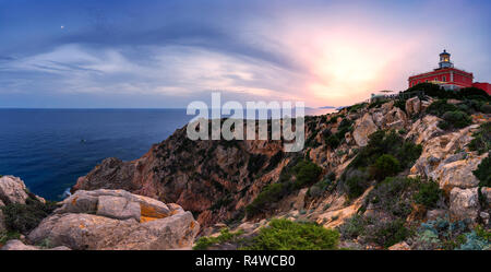 Blick auf den Leuchtturm von Capo Spartivento bei Sonnenuntergang. Domus de Maria, Cagliari, Sardinien, Italien, Europa. Stockfoto