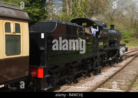 S&DIESEM ARTIKEL 7 F 2-8-0 Dampflok 53808 ziehen das Schloss Dunster Express Crowcombe Heathfield Station auf der West Somerset Railway. Stockfoto